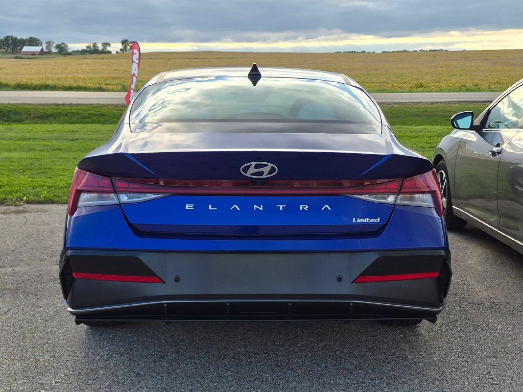 Used 2024 Hyundai Elantra Limited FWD image 3