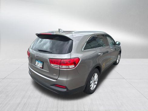 Used 2017 Kia Sorento AWD w/ LX Convenience Package image 3