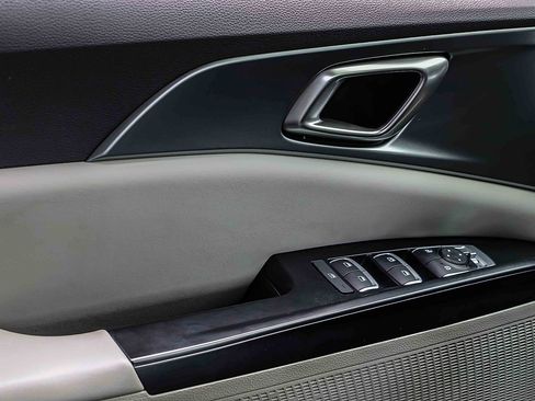 Certified 2023 Kia Carnival LX image 15