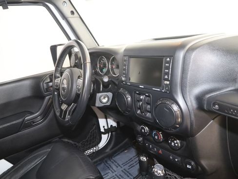 Used 2017 Jeep Wrangler Unlimited Sahara AWD/4WD image 34