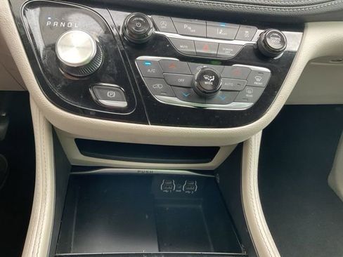 Used 2023 Chrysler Pacifica Limited image 35