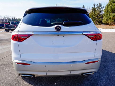 Used 2023 Buick Enclave Essence image 5