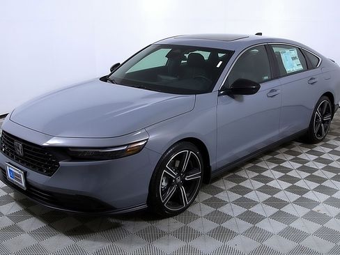 Used 2025 Honda Accord Sport image 3