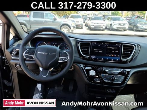 Used 2025 Chrysler Pacifica Select FWD image 41