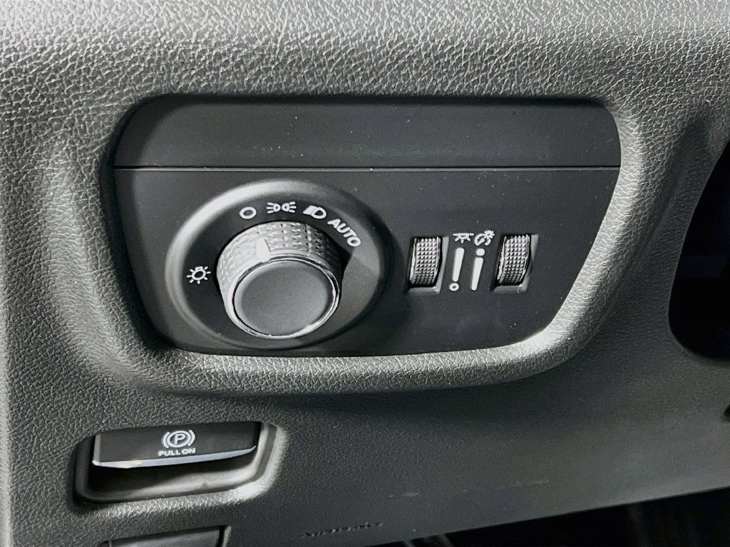 Used 2024 Jeep Grand Cherokee Altitude AWD/4WD image 10