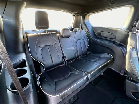 Used 2025 Chrysler Pacifica Limited image 18