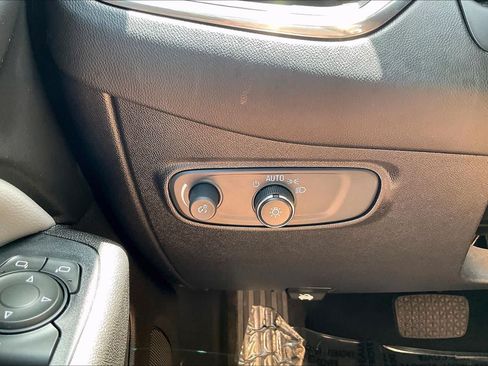 Used 2018 Chevrolet Equinox LT FWD image 32