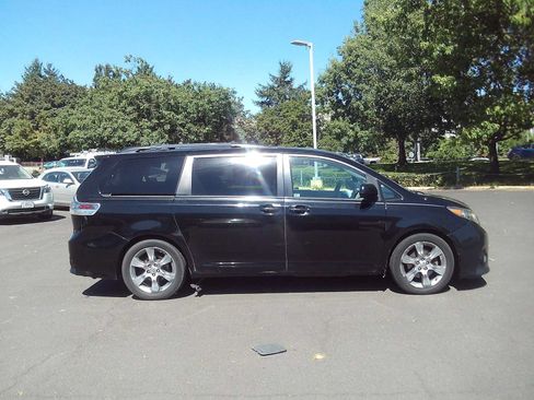 Used 2012 Toyota Sienna SE FWD image 6