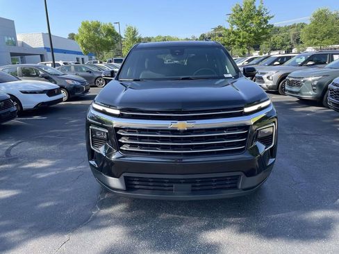 Used 2024 Chevrolet Traverse LT FWD image 2