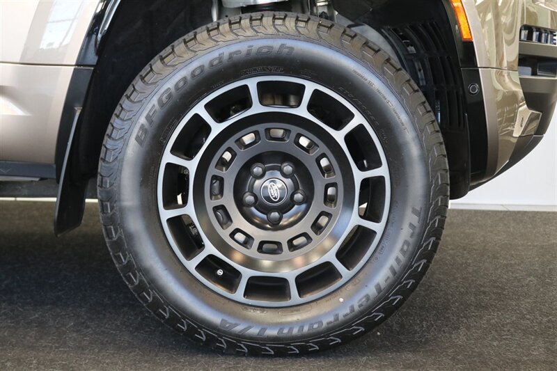 Used 2025 Land Rover Defender 110 AWD/4WD image 57