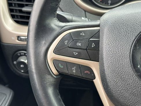 Used 2016 Jeep Cherokee Latitude FWD image 23