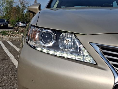 Used 2013 Lexus ES 300h w/ Luxury Pkg FWD image 9