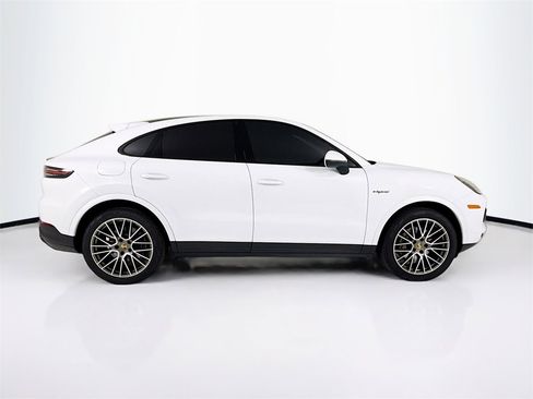 Used 2022 Porsche Cayenne Platinum Edition image 8