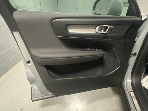 Used 2025 Volvo XC40 B5 Plus image 7