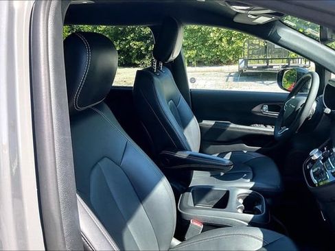 Used 2025 Chrysler Pacifica Select FWD image 7