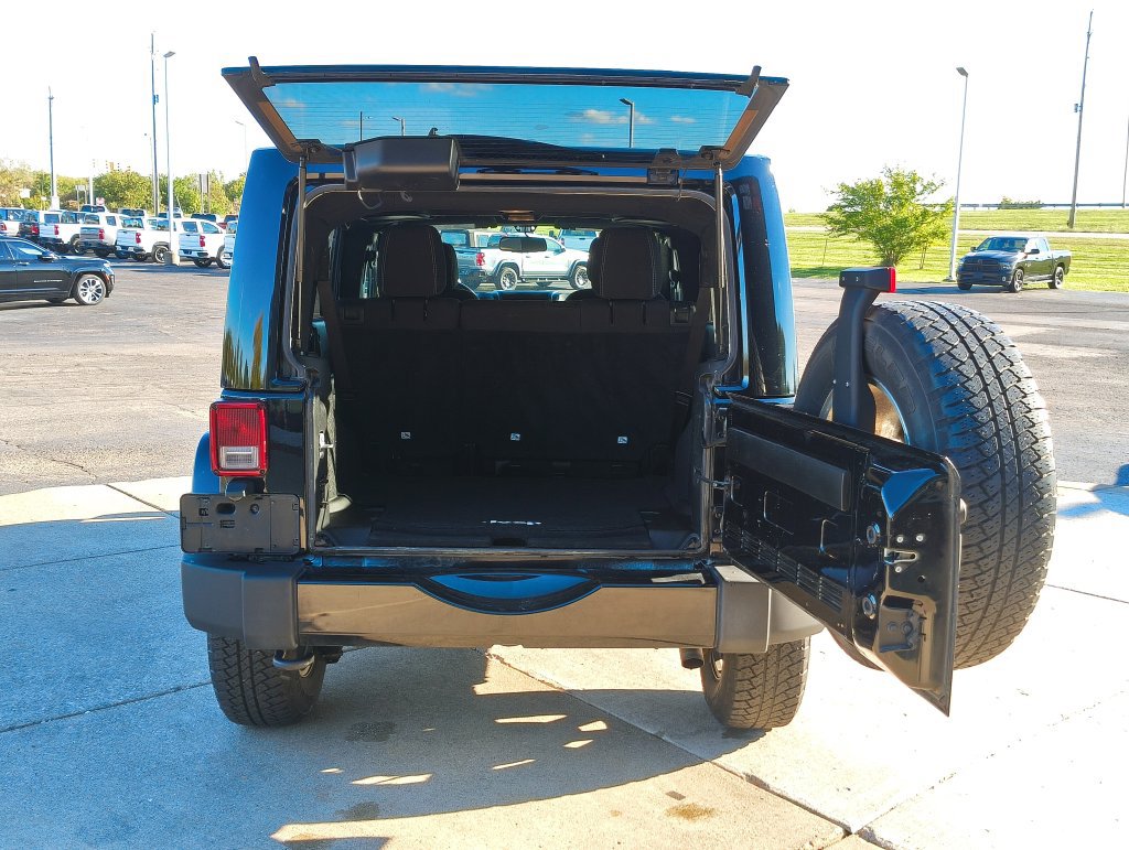 Used 2016 Jeep Wrangler Unlimited Sahara w/ Dual Top Group AWD/4WD image 15