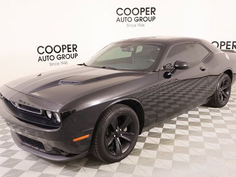 Used 2017 Dodge Challenger SXT image 8