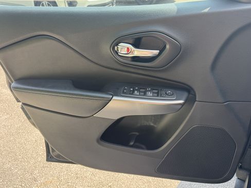 Used 2021 Jeep Cherokee Latitude Plus w/ Sun & Sound Group FWD image 4