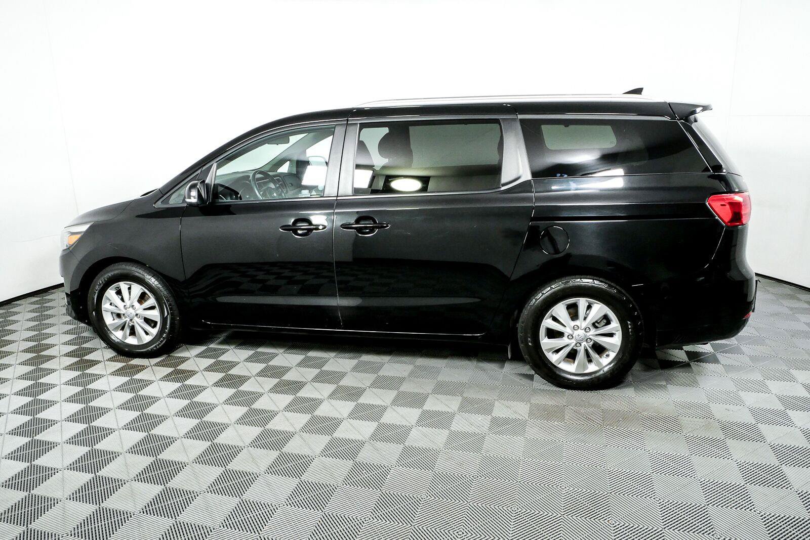 Used 2017 Kia Sedona LX w/ LX Essentials Premium Package FWD image 28