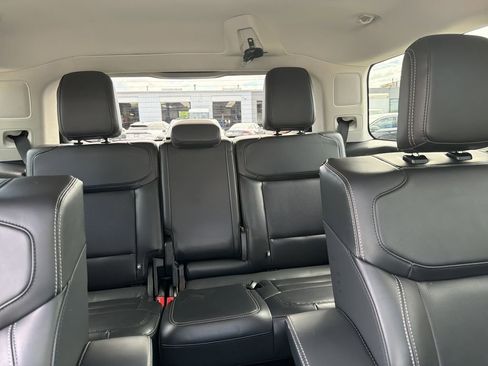 Used 2025 Ford Expedition Platinum AWD/4WD image 19