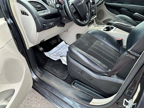 Used 2014 Chrysler Town & Country Touring-L FWD image 10