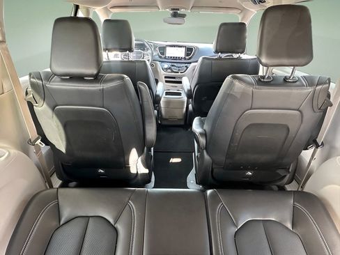 Used 2024 Chrysler Pacifica Select image 14