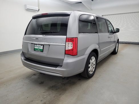 Used 2015 Chrysler Town & Country Touring image 9