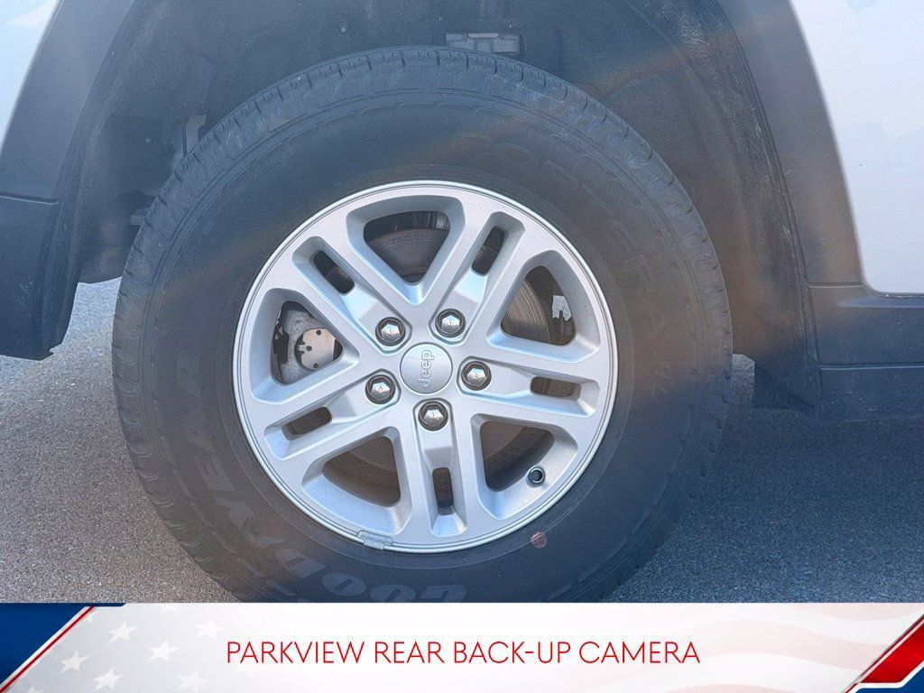 Used 2023 Jeep Grand Cherokee Laredo AWD/4WD image 8