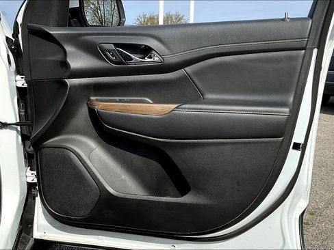 Used 2023 GMC Acadia SLE image 26