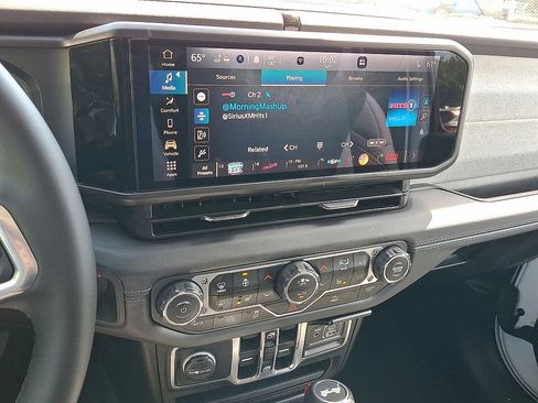 Used 2025 Jeep Wrangler Unlimited Sahara AWD/4WD image 16