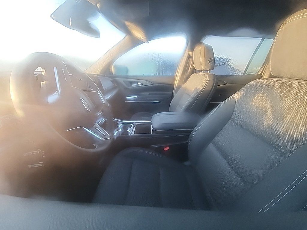 Used 2025 Chevrolet Traverse LT AWD/4WD image 5