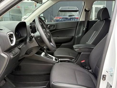 Used 2025 Hyundai Venue Limited FWD image 5