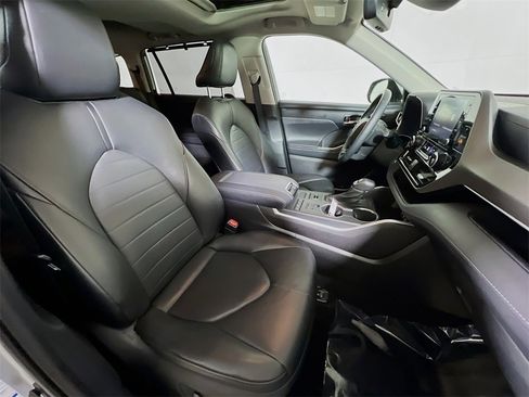 Certified 2021 Toyota Highlander XLE image 27