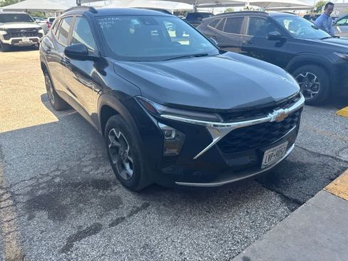 Used 2025 Chevrolet Trax LT FWD image 3
