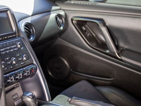 Used 2014 Nissan GT-R Premium image 11