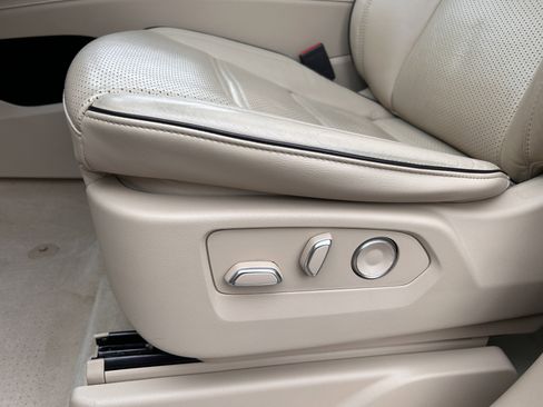 Used 2021 Cadillac Escalade Premium Luxury image 25