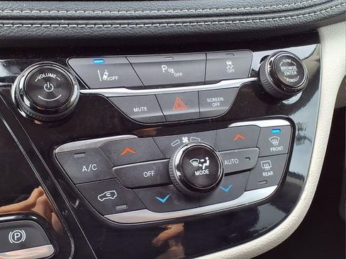 Used 2024 Chrysler Pacifica Select image 19