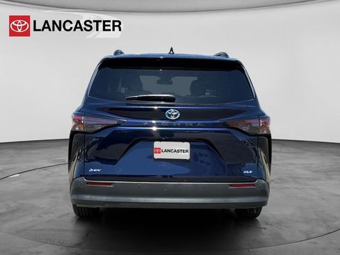 Used 2025 Toyota Sienna XLE FWD image 6
