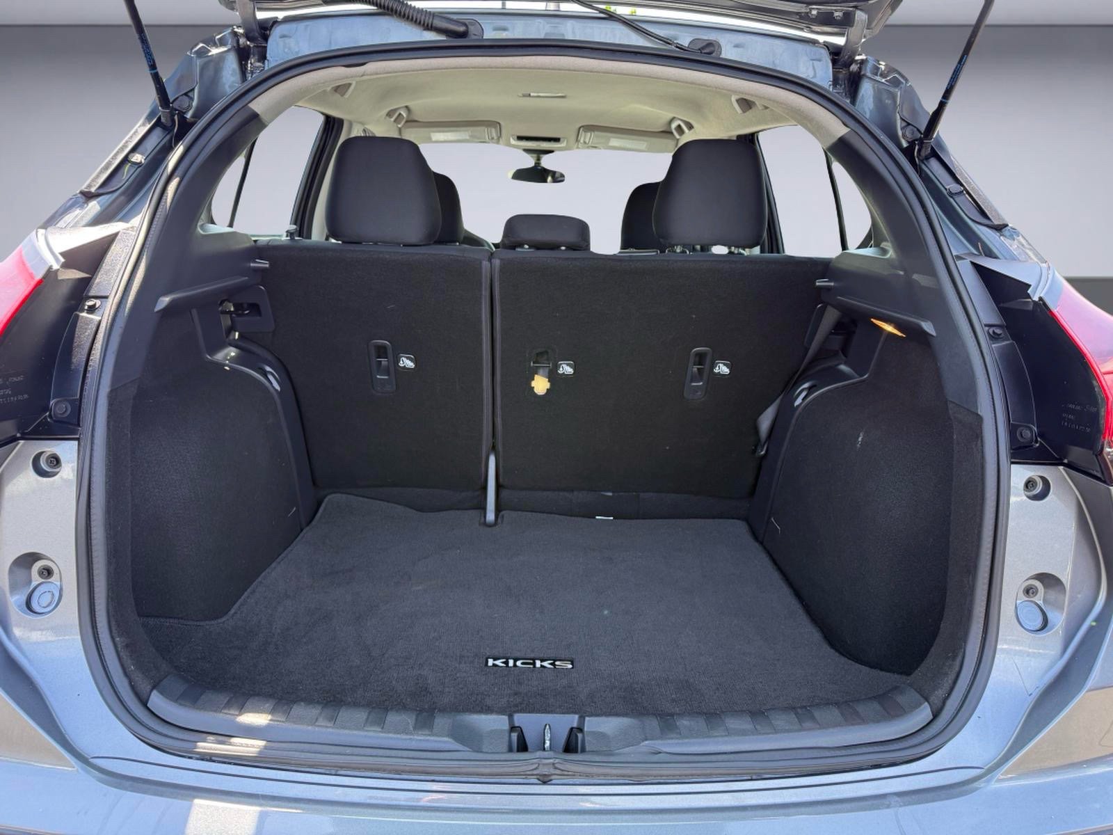 Used 2023 Nissan Kicks S FWD image 7
