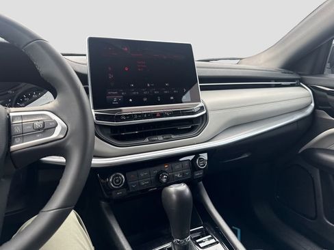 Used 2025 Jeep Compass Limited image 17