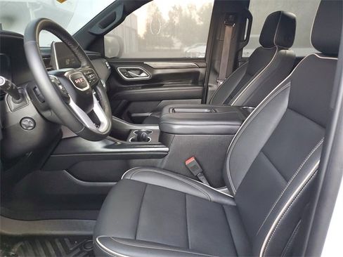 Used 2024 GMC Yukon XL SLT w/ SLT Luxury Package image 18