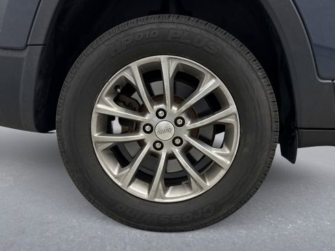 Used 2020 Jeep Cherokee Latitude Plus w/ Cold Weather Group image 11