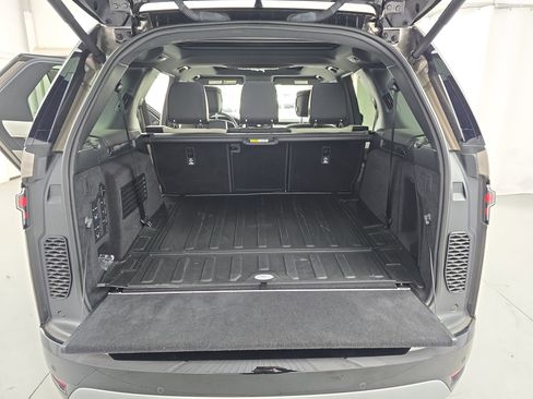 Certified 2024 Land Rover Discovery Metropolitan Edition image 12