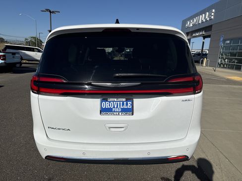 Used 2023 Chrysler Pacifica Touring-L FWD image 4