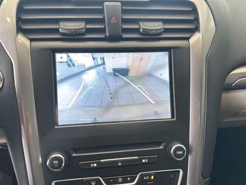 Used 2017 Ford Fusion SE w/ Fusion SE Technology Package FWD image 12
