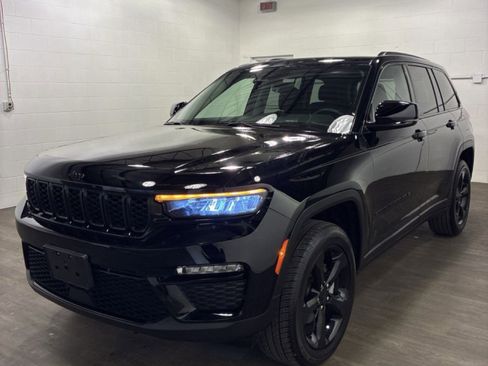 Used 2023 Jeep Grand Cherokee Limited w/ Black Appearance Package image 8
