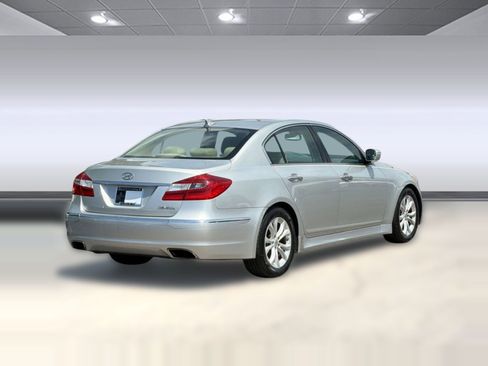 Used 2012 Hyundai Genesis 3.8 RWD image 9