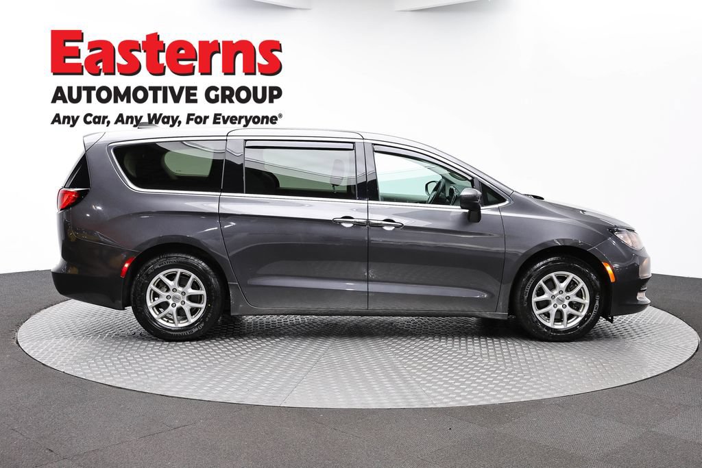 Used 2022 Chrysler Voyager LX FWD image 5