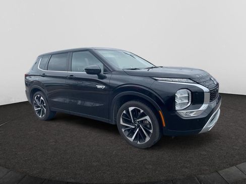 Used 2024 Mitsubishi Outlander 4WD Plug-In Hybrid image 3