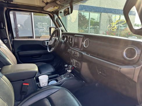 Used 2022 Jeep Wrangler Unlimited Sahara w/ Cold Weather Group AWD/4WD image 11